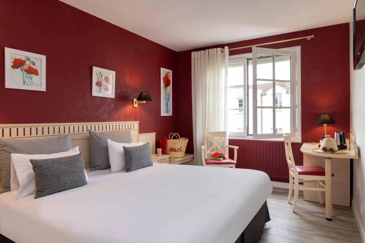 Logis Hotel-Restaurant Le Fontarabie ฟอนทีเนย์-เลอ-คอมต์ ภายนอก รูปภาพ
