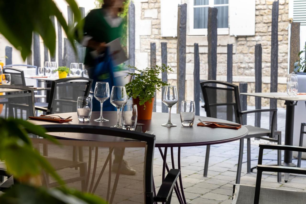 Logis Hotel-Restaurant Le Fontarabie ฟอนทีเนย์-เลอ-คอมต์ ภายนอก รูปภาพ