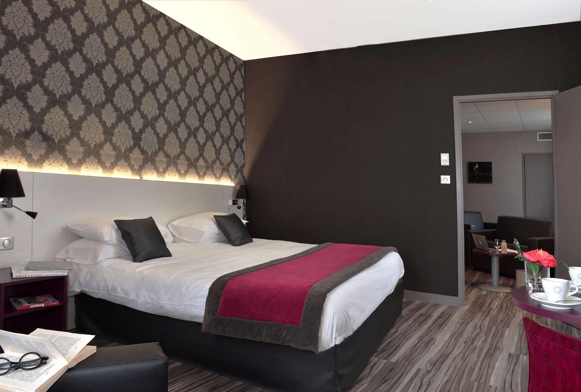 Logis Hotel-Restaurant Le Fontarabie ฟอนทีเนย์-เลอ-คอมต์ ภายนอก รูปภาพ