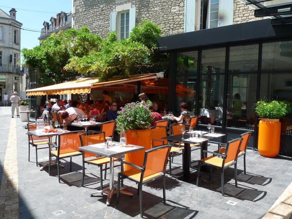 Logis Hotel-Restaurant Le Fontarabie ฟอนทีเนย์-เลอ-คอมต์ ภายนอก รูปภาพ